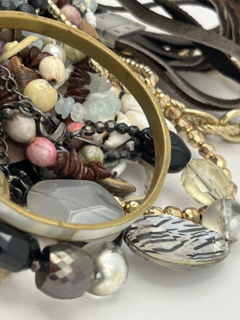 2 lbs Jewelry Lot Vintage to Now Costume Wear Resell Craft Harvest - Picture 9 of 10